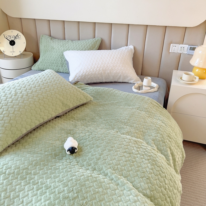 91家纺网 家纺一手货源 找家纺 印季家纺 2025新款爱心款压花兔毛绒四件套 水绿-灰