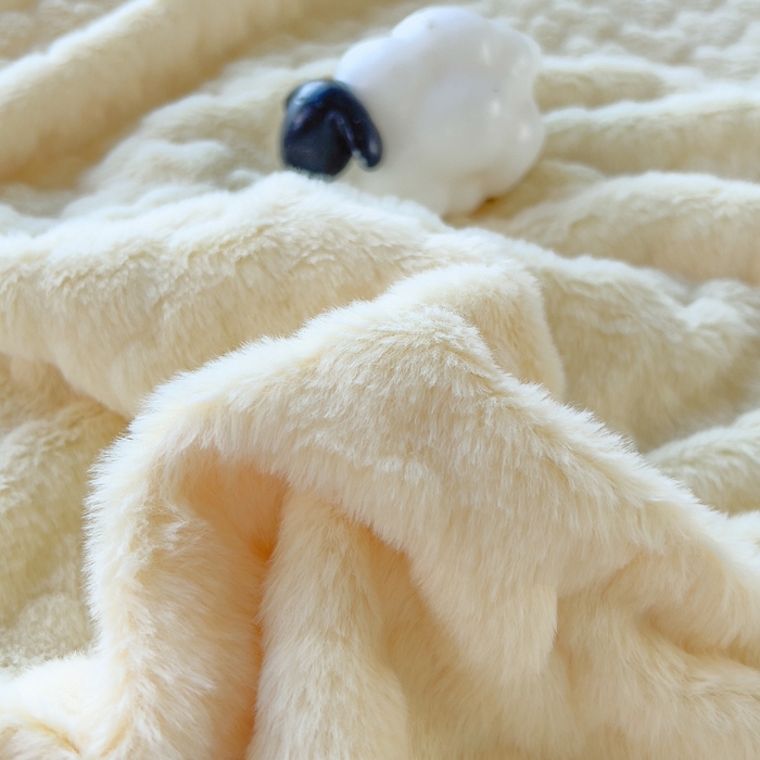 91家纺网 家纺一手货源 找家纺 印季家纺 2025新款爱心款压花兔毛绒四件套 鹅黄-灰