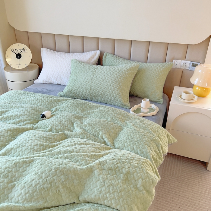 91家纺网 家纺一手货源 找家纺 印季家纺 2025新款爱心款压花兔毛绒四件套 水绿-灰