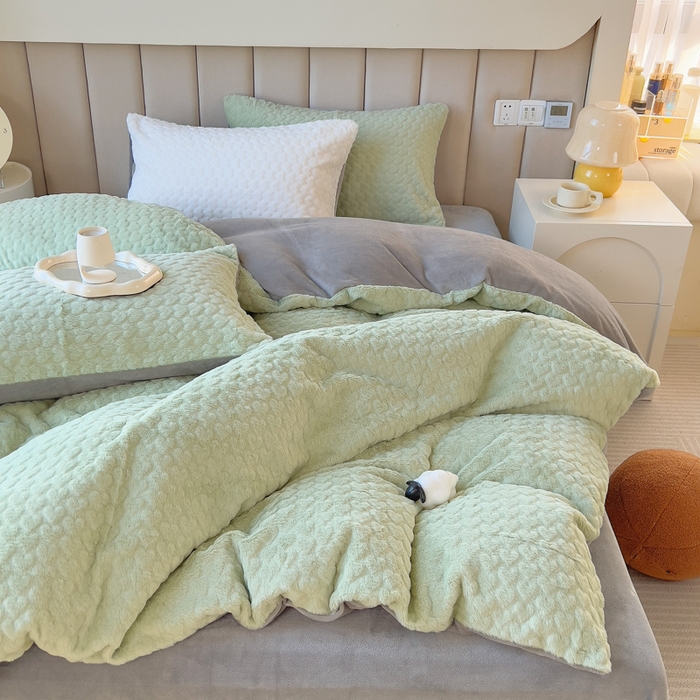 91家纺网 家纺一手货源 找家纺 印季家纺 2025新款爱心款压花兔毛绒四件套 水绿-灰