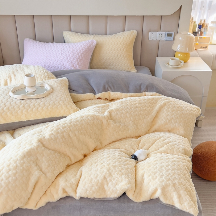 91家纺网 家纺一手货源 找家纺 印季家纺 2025新款爱心款压花兔毛绒四件套 鹅黄-灰