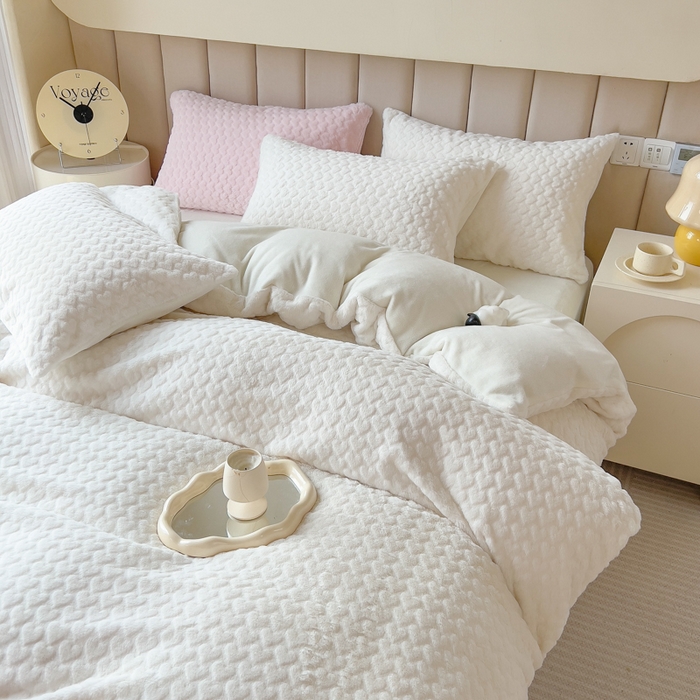 91家纺网 家纺一手货源 找家纺 印季家纺 2025新款爱心款压花兔毛绒四件套 奶白