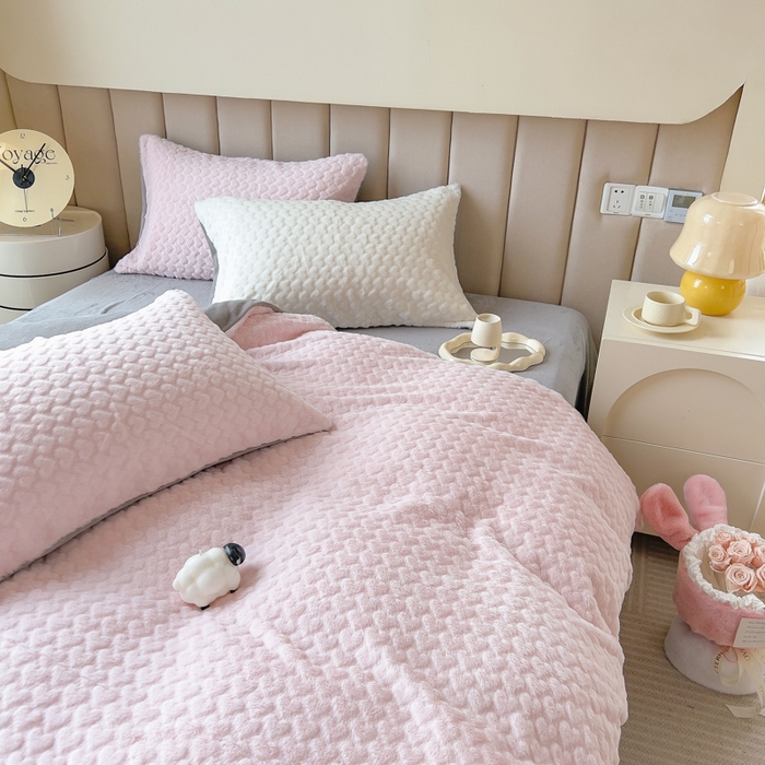 91家纺网 家纺一手货源 找家纺 印季家纺 2025新款爱心款压花兔毛绒四件套 少女粉-灰