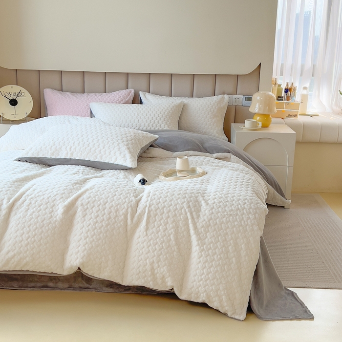 91家纺网 家纺一手货源 找家纺 印季家纺 2025新款爱心款压花兔毛绒四件套 奶白-灰