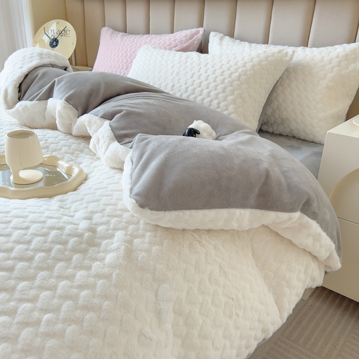 91家纺网 家纺一手货源 找家纺 印季家纺 2025新款爱心款压花兔毛绒四件套 奶白-灰