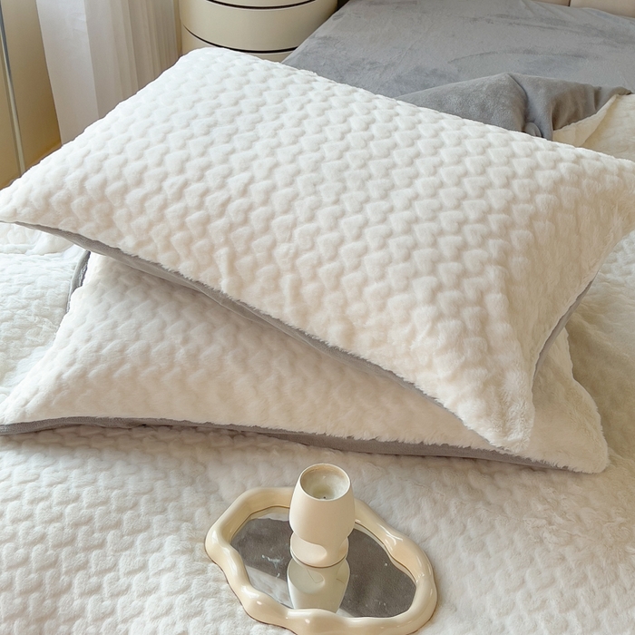 91家纺网 家纺一手货源 找家纺 印季家纺 2025新款爱心款压花兔毛绒四件套 奶白-灰