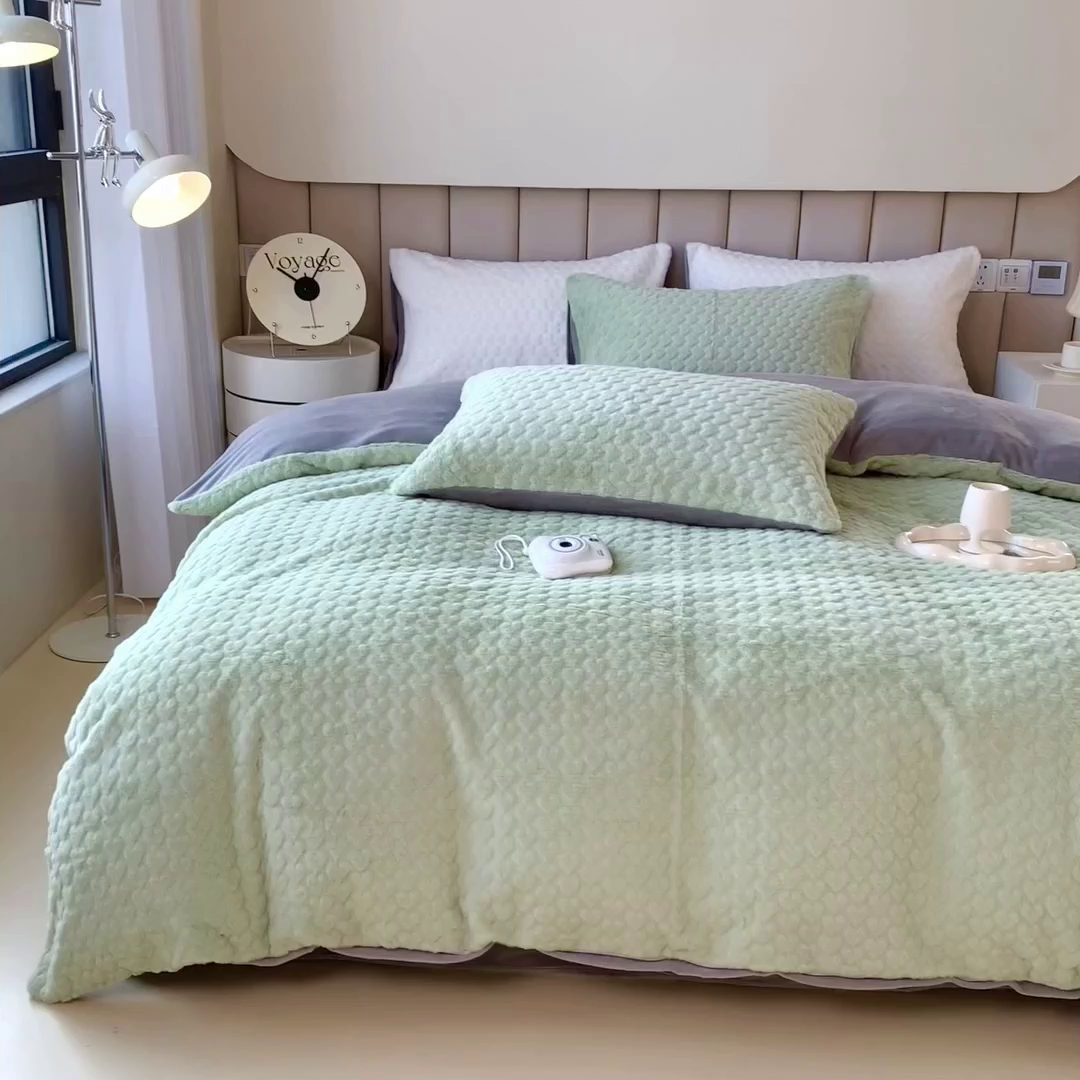 91家纺网 家纺一手货源 找家纺 印季家纺 2025新款爱心款压花兔毛绒四件套 水绿-灰