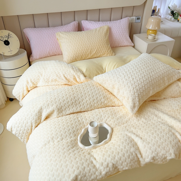 91家纺网 家纺一手货源 找家纺 （总）印季家纺 2025新款爱心款压花兔毛绒四件套