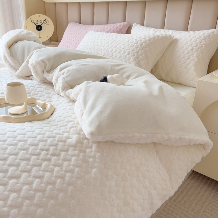 91家纺网 家纺一手货源 找家纺 印季家纺 2025新款爱心款压花兔毛绒四件套 奶白