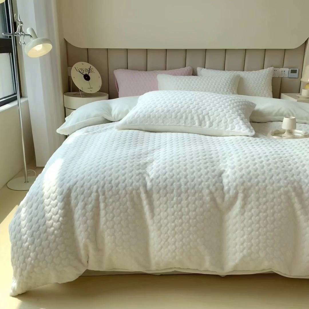 91家纺网 家纺一手货源 找家纺 印季家纺 2025新款爱心款压花兔毛绒四件套 奶白