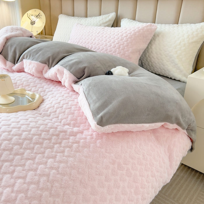 91家纺网 家纺一手货源 找家纺 印季家纺 2025新款爱心款压花兔毛绒四件套 少女粉-灰