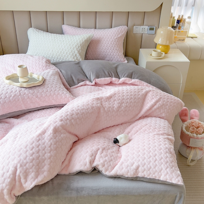 91家纺网 家纺一手货源 找家纺 印季家纺 2025新款爱心款压花兔毛绒四件套 少女粉-灰