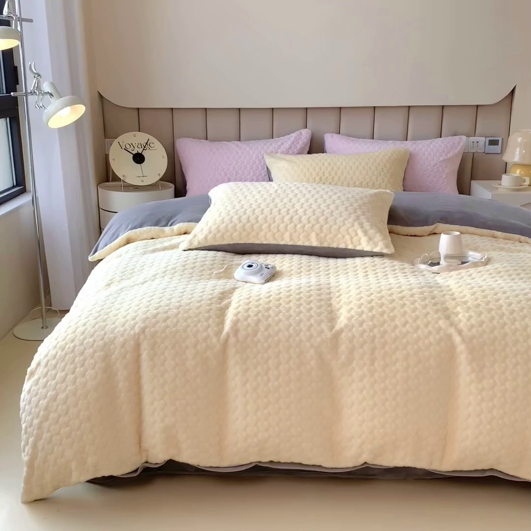 91家纺网 家纺一手货源 找家纺 印季家纺 2025新款爱心款压花兔毛绒四件套 鹅黄-灰