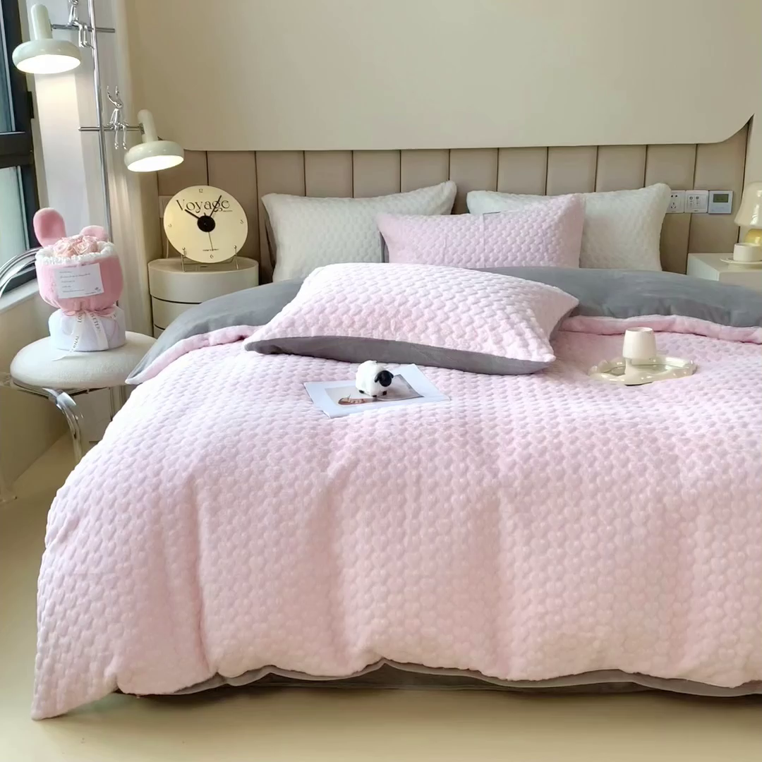 91家纺网 家纺一手货源 找家纺 印季家纺 2025新款爱心款压花兔毛绒四件套 少女粉-灰