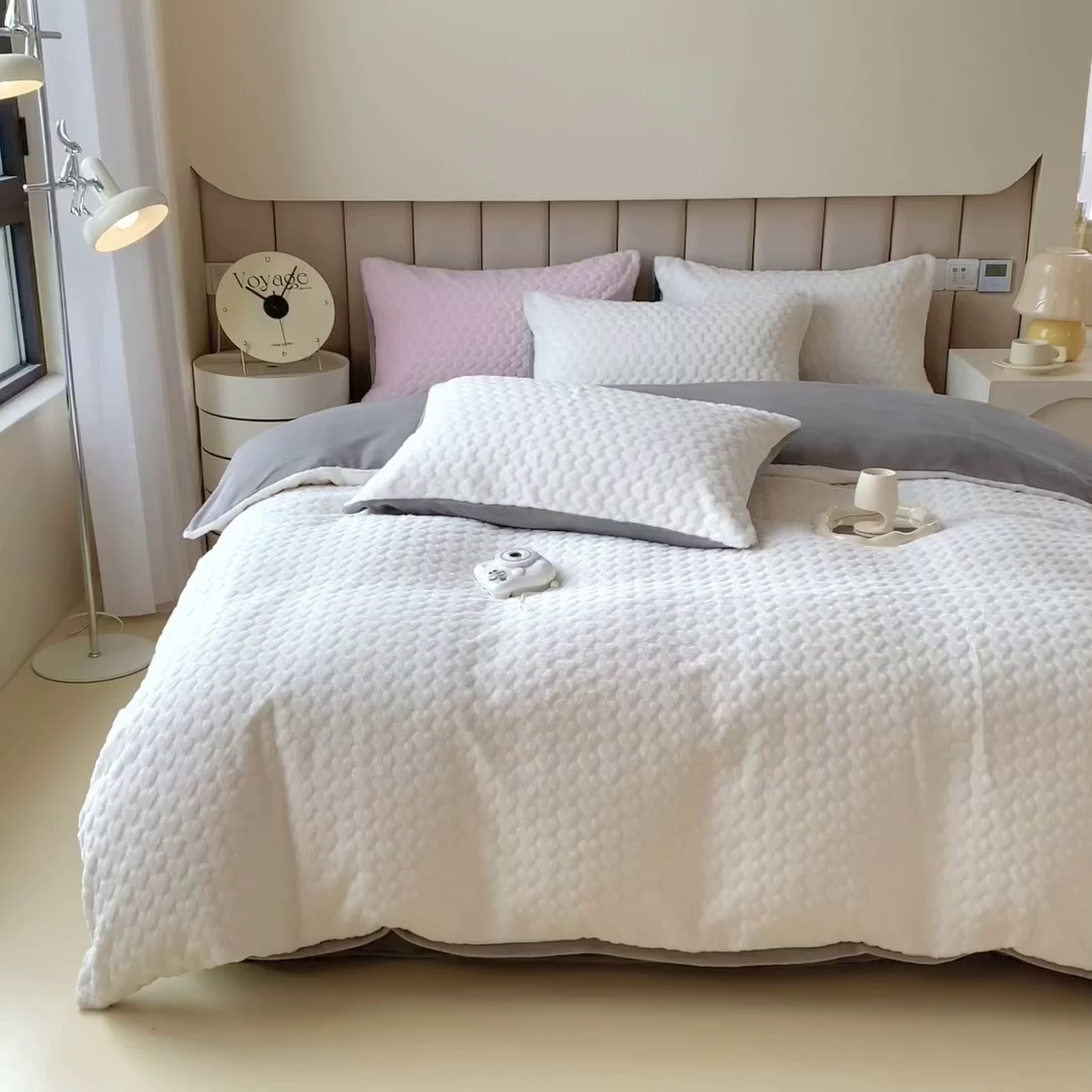 91家纺网 家纺一手货源 找家纺 印季家纺 2025新款爱心款压花兔毛绒四件套 奶白-灰