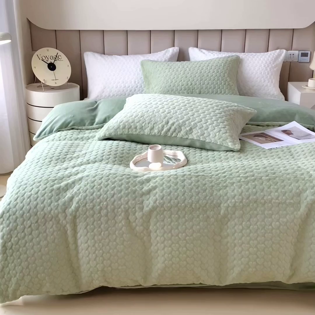 91家纺网 家纺一手货源 找家纺 印季家纺 2025新款爱心款压花兔毛绒四件套 水绿