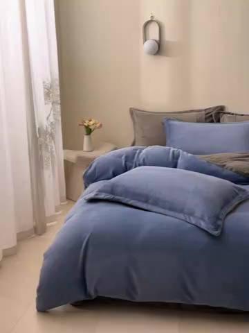 91家纺网 家纺一手货源 找家纺 鑫琪莱家纺 2025新款高克重牛奶绒双拼四件套 风暴蓝暮色灰