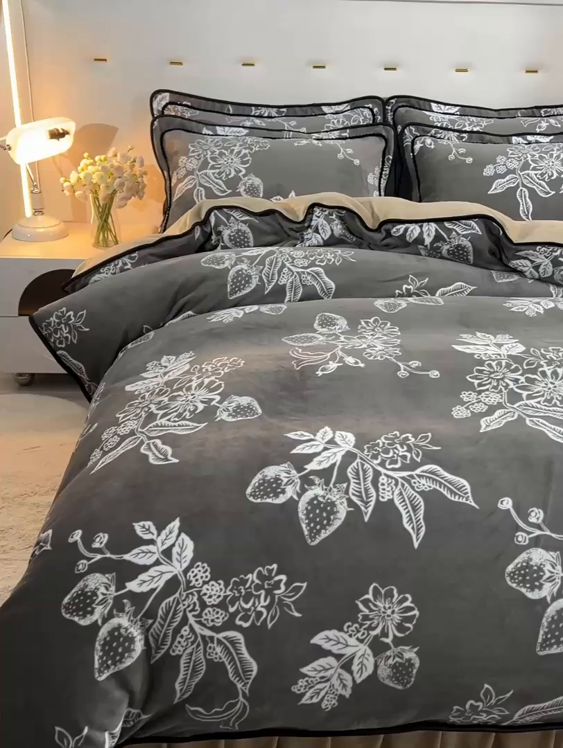 91家纺网 家纺一手货源 找家纺 佳一 2025新款高克重8-9斤 印花牛奶绒四件套 里物