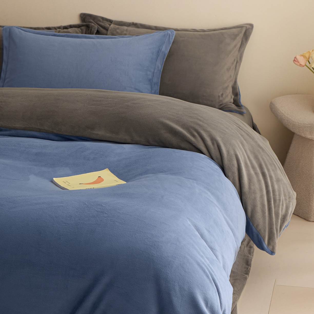 91家纺网 家纺一手货源 找家纺 鑫琪莱家纺 2025新款高克重牛奶绒双拼四件套 风暴蓝暮色灰