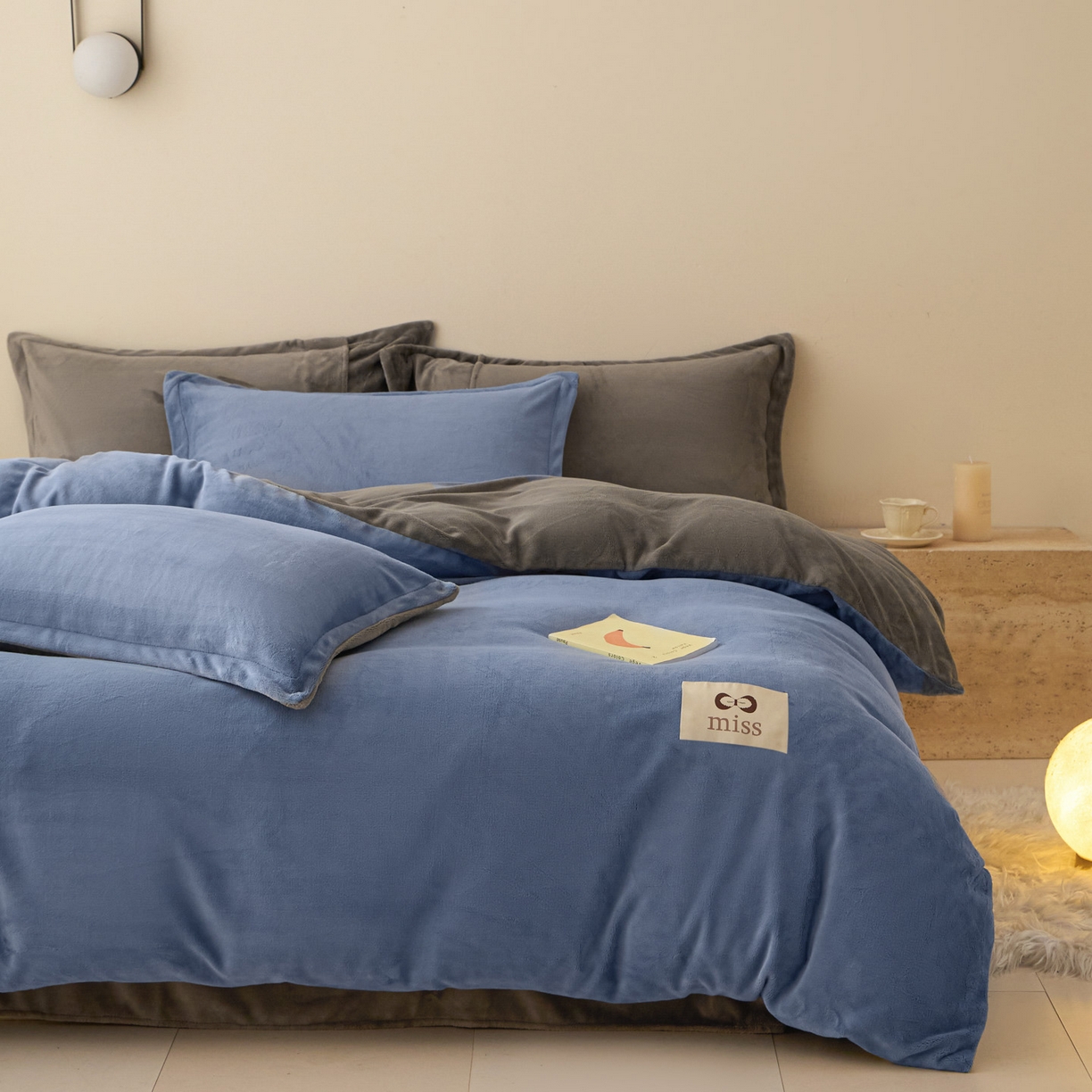 91家纺网 家纺一手货源 找家纺 鑫琪莱家纺 2025新款高克重牛奶绒双拼四件套 风暴蓝暮色灰