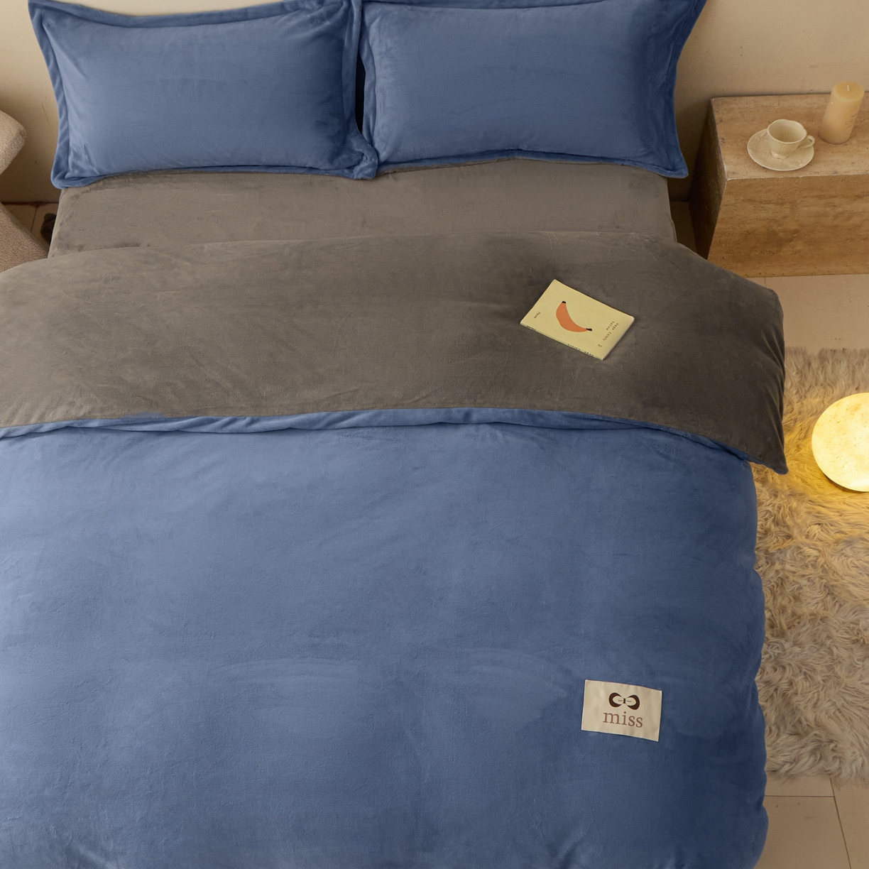 91家纺网 家纺一手货源 找家纺 鑫琪莱家纺 2025新款高克重牛奶绒双拼四件套 风暴蓝暮色灰