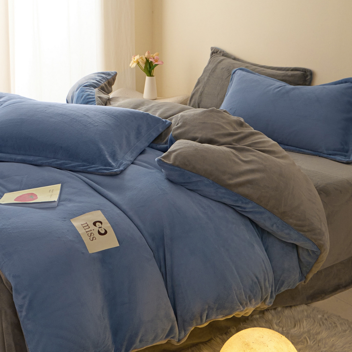 91家纺网 家纺一手货源 找家纺 鑫琪莱家纺 2025新款高克重牛奶绒双拼四件套 风暴蓝暮色灰
