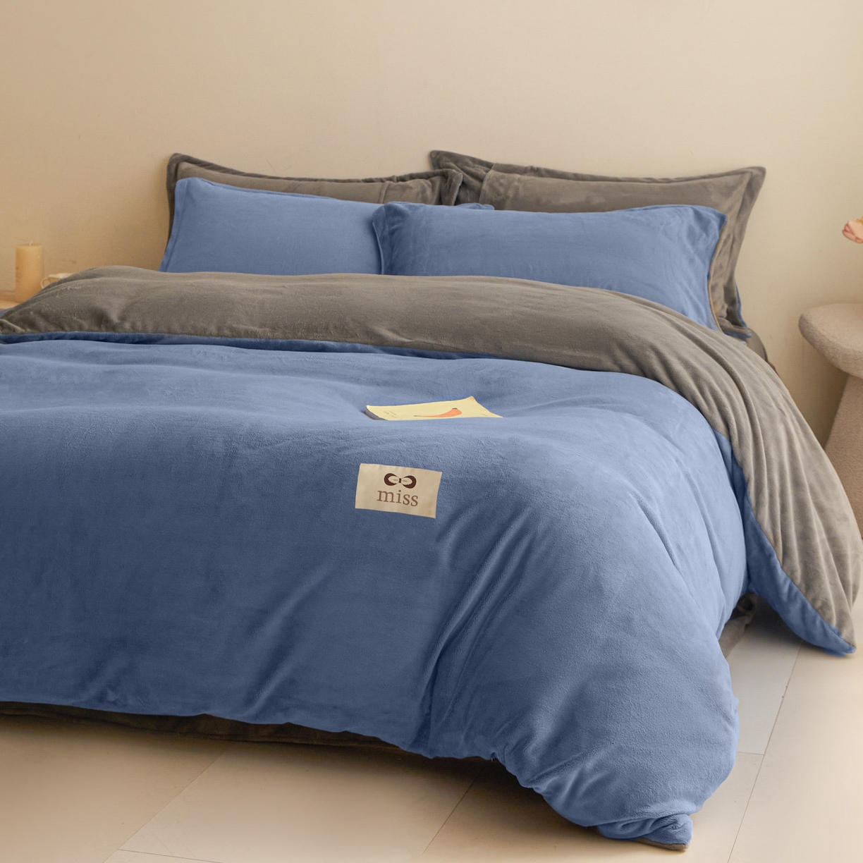 91家纺网 家纺一手货源 找家纺 鑫琪莱家纺 2025新款高克重牛奶绒双拼四件套 风暴蓝暮色灰
