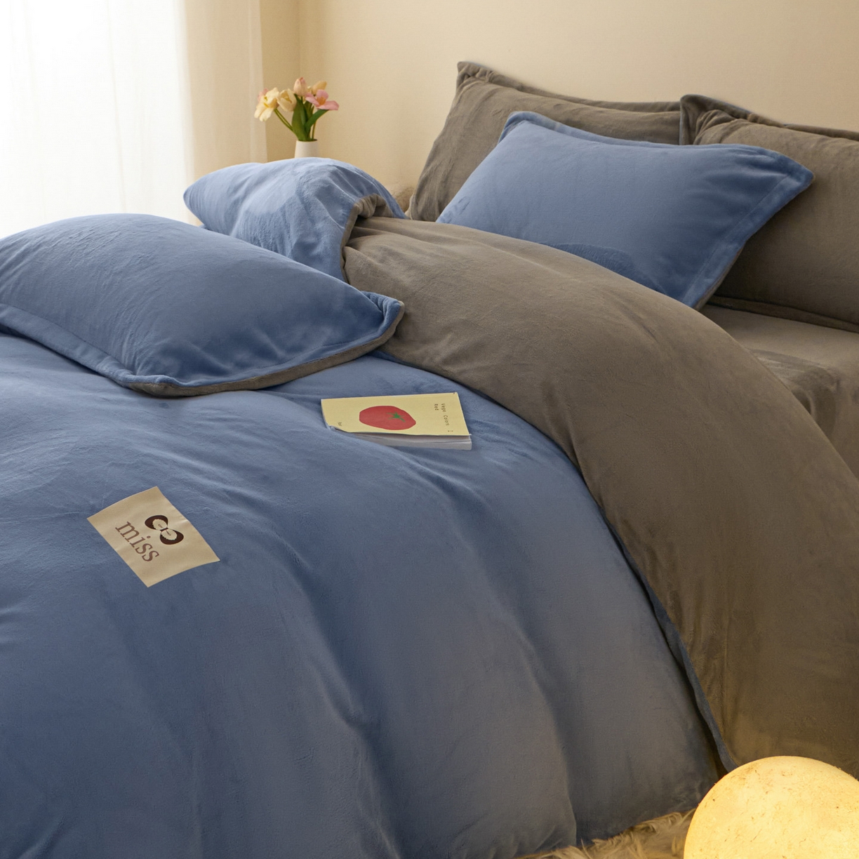 91家纺网 家纺一手货源 找家纺 鑫琪莱家纺 2025新款高克重牛奶绒双拼四件套 风暴蓝暮色灰
