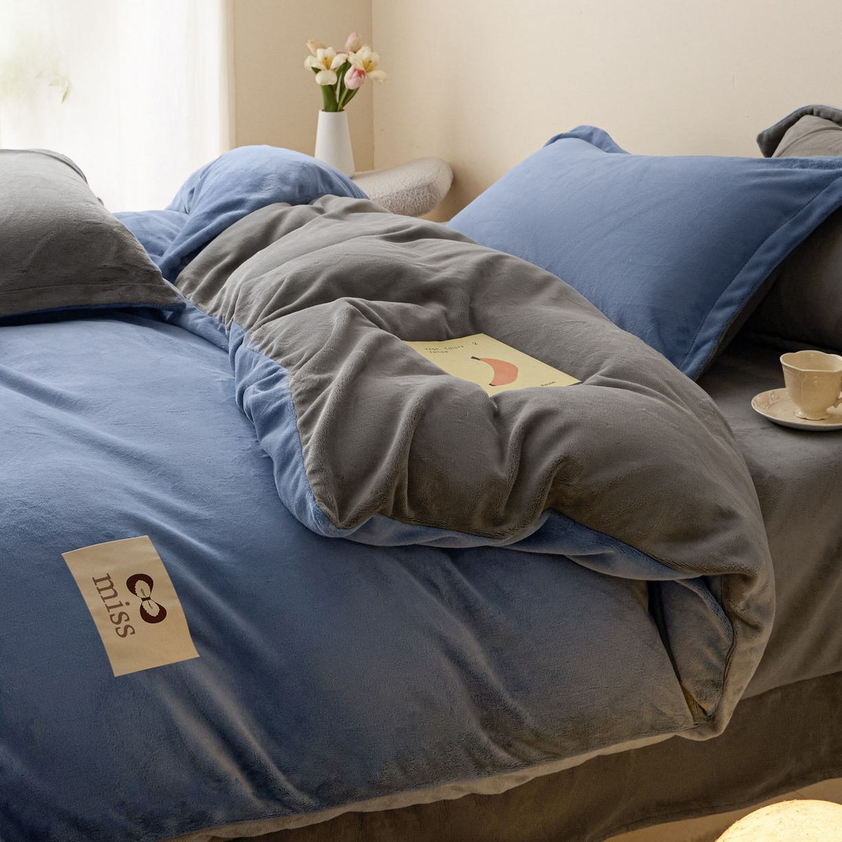91家纺网 家纺一手货源 找家纺 鑫琪莱家纺 2025新款高克重牛奶绒双拼四件套 风暴蓝暮色灰