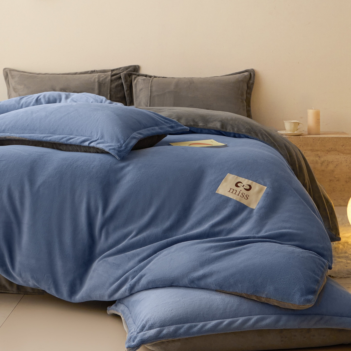 91家纺网 家纺一手货源 找家纺 鑫琪莱家纺 2025新款高克重牛奶绒双拼四件套 风暴蓝暮色灰