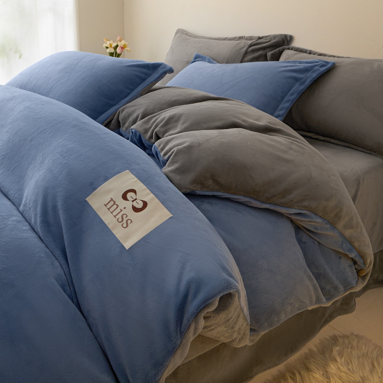 91家纺网 家纺一手货源 找家纺 鑫琪莱家纺 2025新款高克重牛奶绒双拼四件套 风暴蓝暮色灰