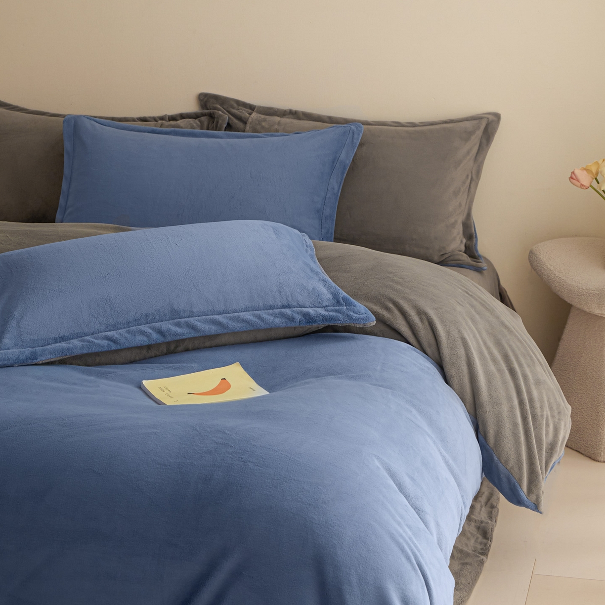 91家纺网 家纺一手货源 找家纺 鑫琪莱家纺 2025新款高克重牛奶绒双拼四件套 风暴蓝暮色灰