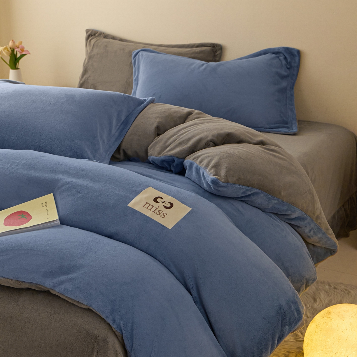 91家纺网 家纺一手货源 找家纺 鑫琪莱家纺 2025新款高克重牛奶绒双拼四件套 风暴蓝暮色灰