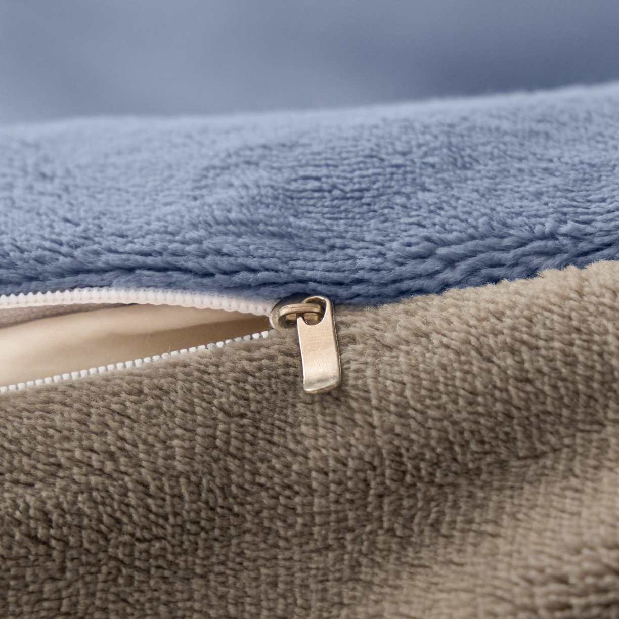 91家纺网 家纺一手货源 找家纺 鑫琪莱家纺 2025新款高克重牛奶绒双拼四件套 风暴蓝暮色灰