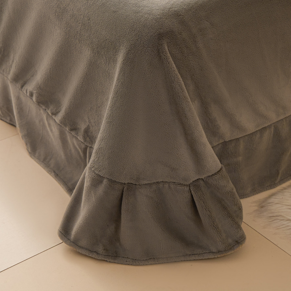 91家纺网 家纺一手货源 找家纺 鑫琪莱家纺 2025新款高克重牛奶绒双拼四件套 风暴蓝暮色灰