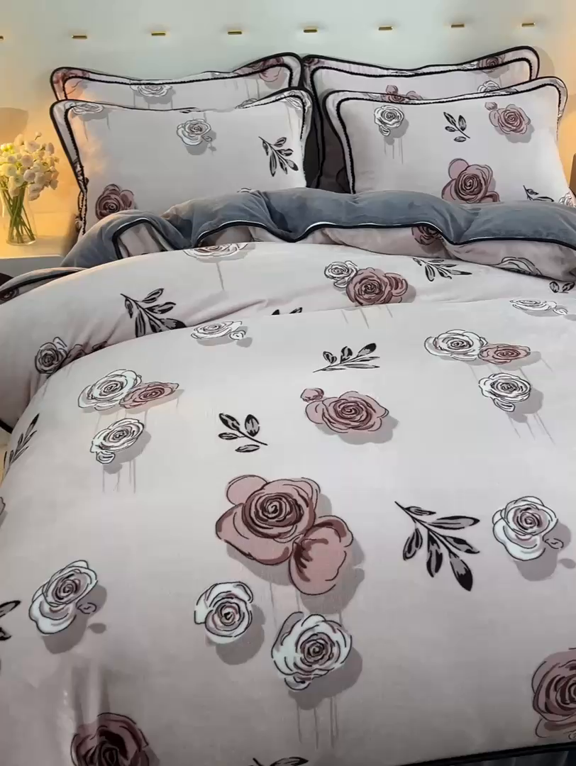 91家纺网 家纺一手货源 找家纺 佳一 2025新款高克重8-9斤 印花牛奶绒四件套 爱丽丝