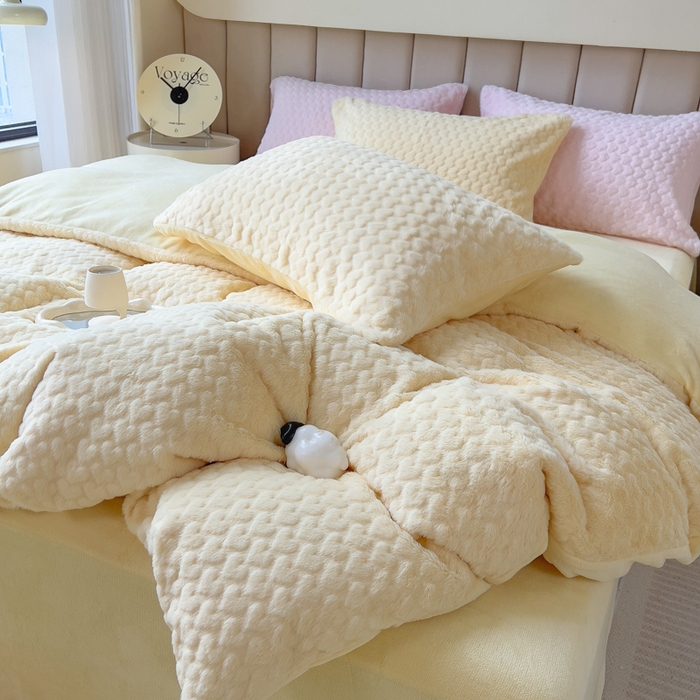 91家纺网 家纺一手货源 找家纺 印季家纺 2025新款爱心款压花兔毛绒四件套 鹅黄