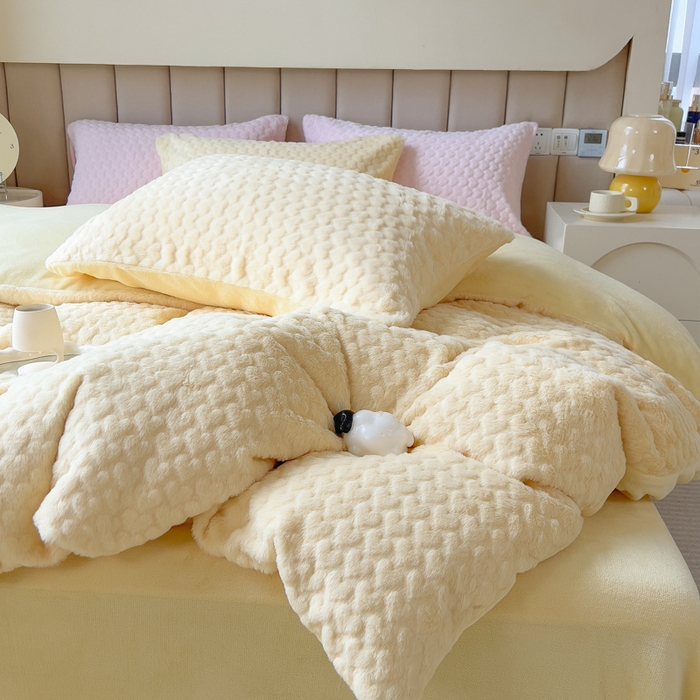 91家纺网 家纺一手货源 找家纺 印季家纺 2025新款爱心款压花兔毛绒四件套 鹅黄