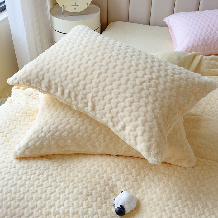 91家纺网 家纺一手货源 找家纺 印季家纺 2025新款爱心款压花兔毛绒四件套 鹅黄