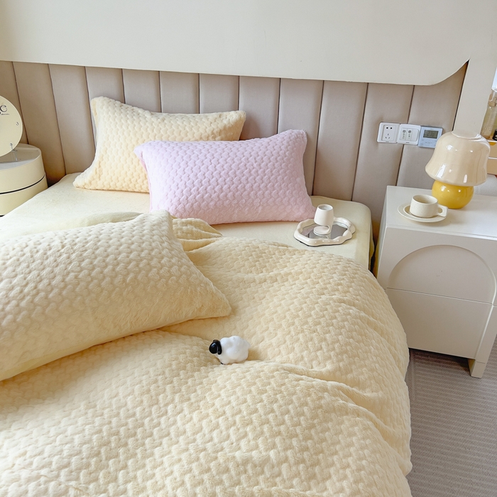 91家纺网 家纺一手货源 找家纺 印季家纺 2025新款爱心款压花兔毛绒四件套 鹅黄