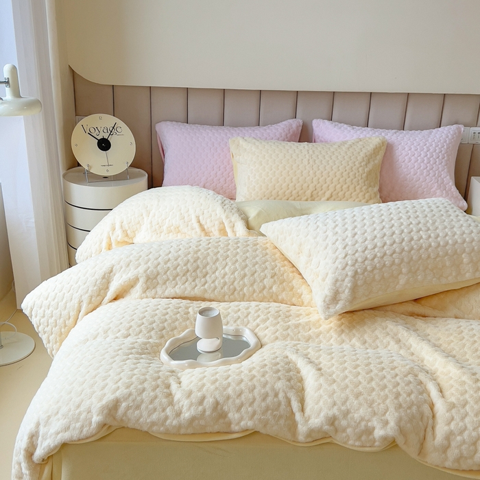 91家纺网 家纺一手货源 找家纺 印季家纺 2025新款爱心款压花兔毛绒四件套 鹅黄