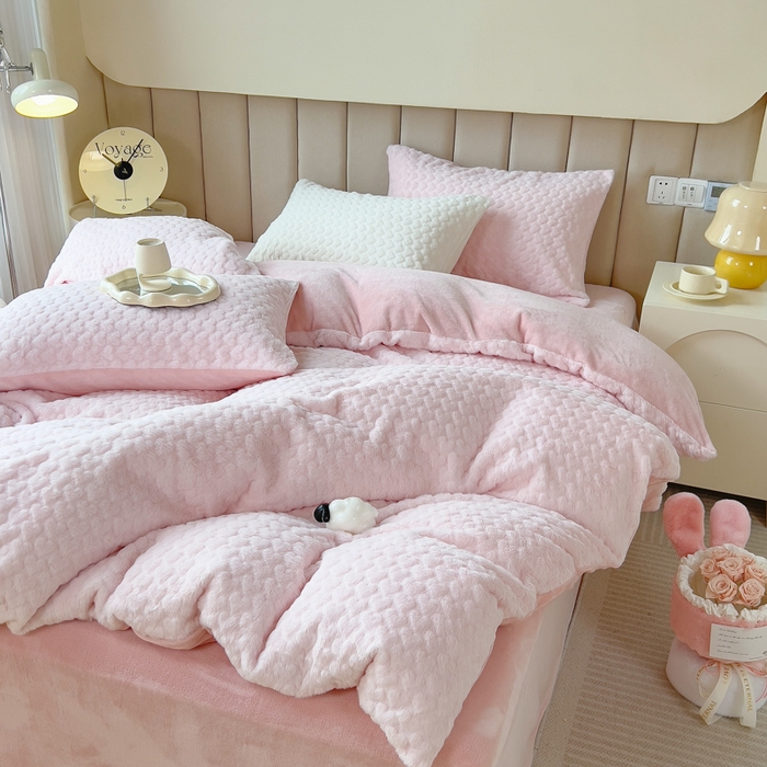 91家纺网 家纺一手货源 找家纺 印季家纺 2025新款爱心款压花兔毛绒四件套 少女粉