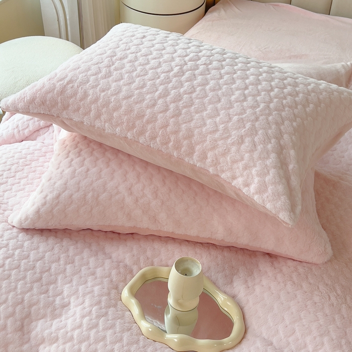 91家纺网 家纺一手货源 找家纺 印季家纺 2025新款爱心款压花兔毛绒四件套 少女粉