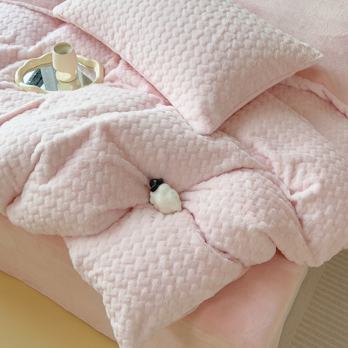 91家纺网 家纺一手货源 找家纺 印季家纺 2025新款爱心款压花兔毛绒四件套 少女粉