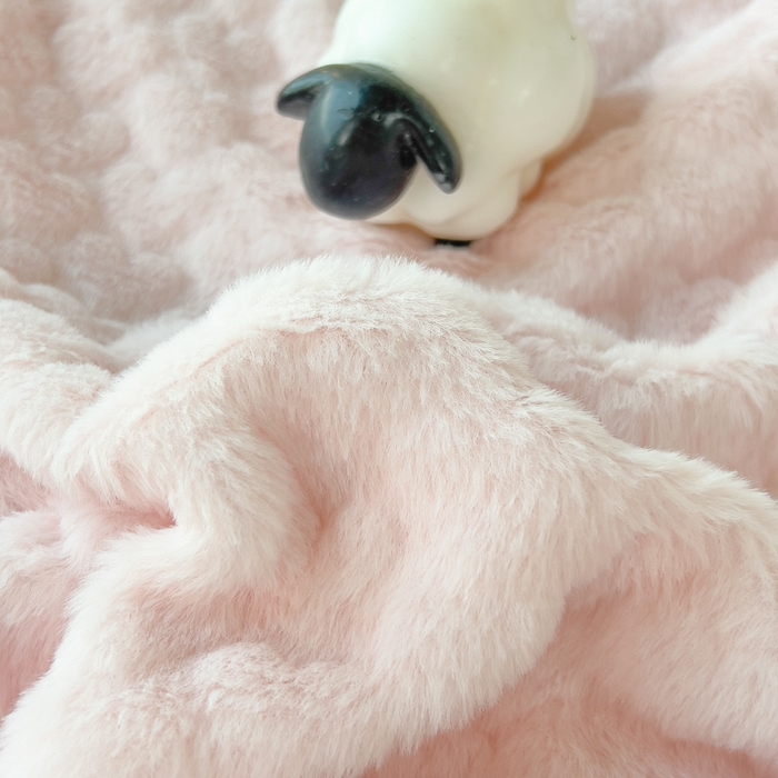 91家纺网 家纺一手货源 找家纺 印季家纺 2025新款爱心款压花兔毛绒四件套 少女粉