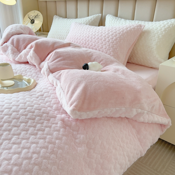 91家纺网 家纺一手货源 找家纺 印季家纺 2025新款爱心款压花兔毛绒四件套 少女粉