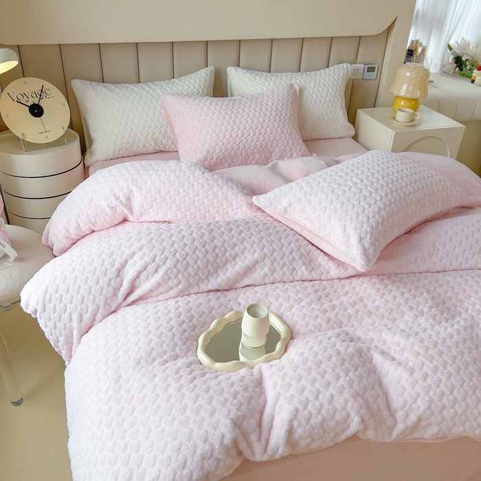 91家纺网 家纺一手货源 找家纺 印季家纺 2025新款爱心款压花兔毛绒四件套 少女粉