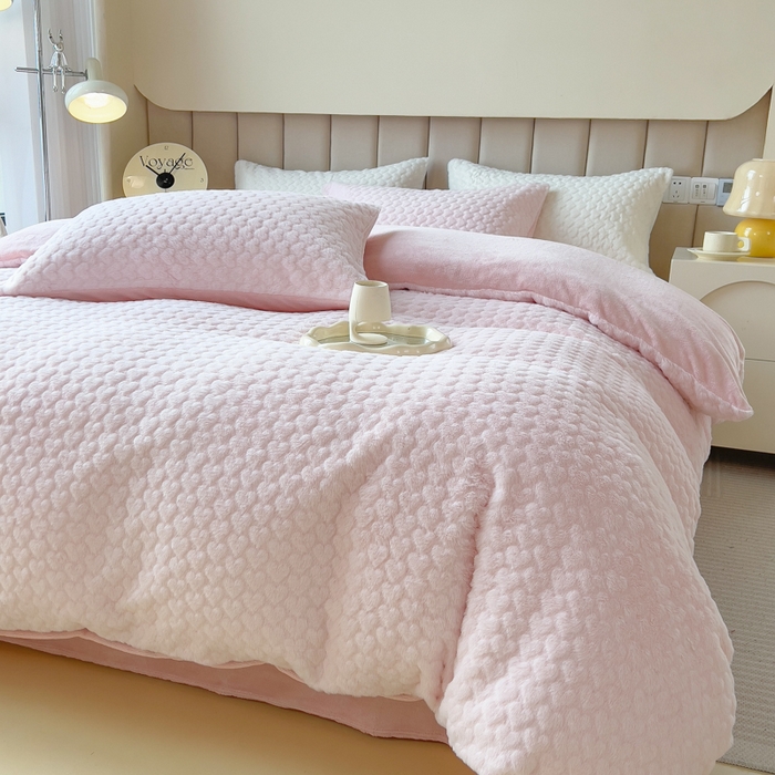 91家纺网 家纺一手货源 找家纺 印季家纺 2025新款爱心款压花兔毛绒四件套 少女粉