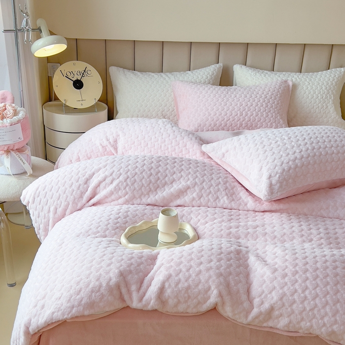 91家纺网 家纺一手货源 找家纺 印季家纺 2025新款爱心款压花兔毛绒四件套 少女粉