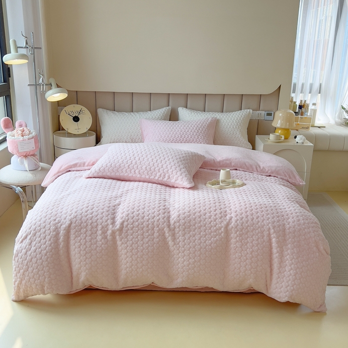 91家纺网 家纺一手货源 找家纺 印季家纺 2025新款爱心款压花兔毛绒四件套 少女粉